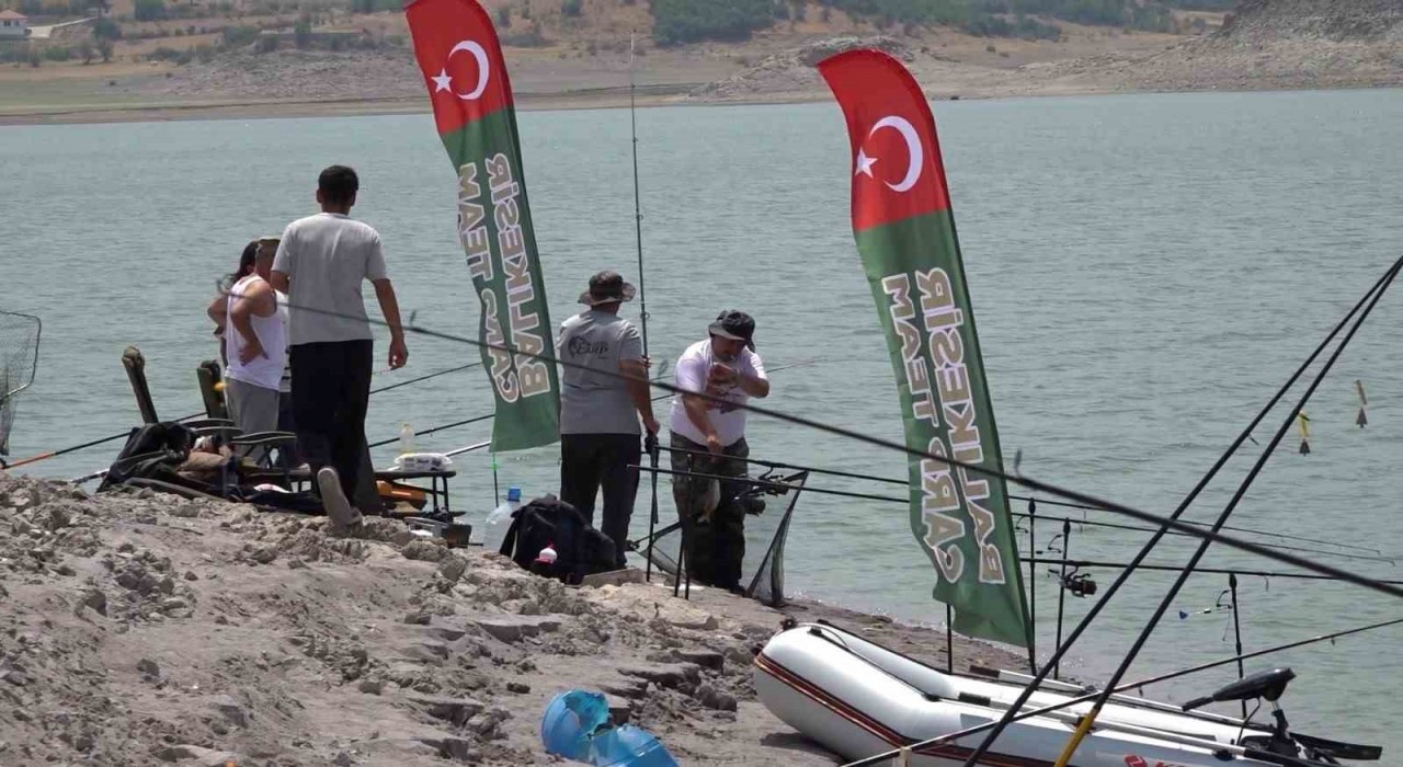 Sındırgıda balıkçılar baraj gölünde kıyasıya yarıştı