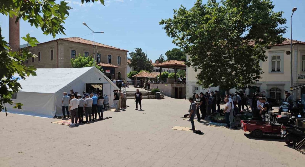 Sındırgıda cuma namazı çadırlarda kılındı