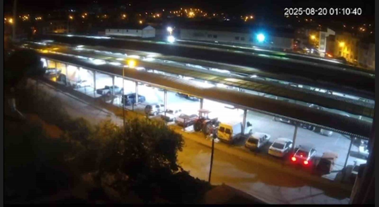 Sındırgıda deprem anı güvenlik kamerasında