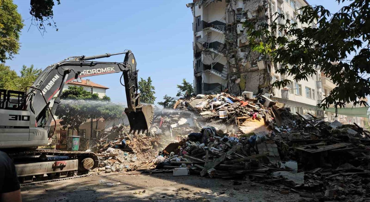 Sındırgıda deprem sonrası hasarlı binaların yıkımına başlandı