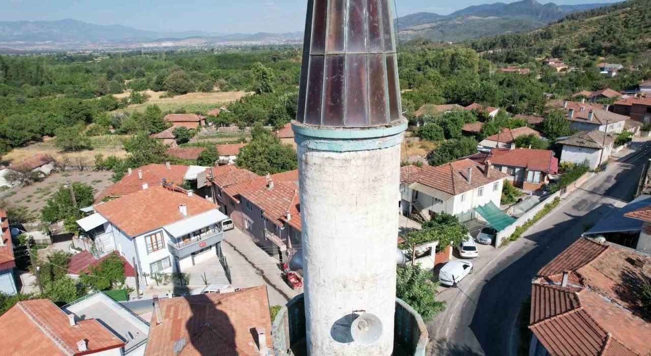 Sındırgıda depremde cami ve minareler ağır hasar aldı