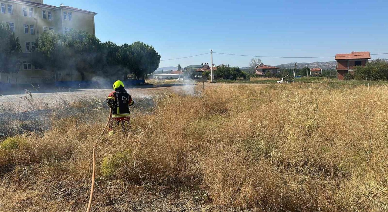 Sındırgıda okul yanında çıkan ot yangını söndürüldü