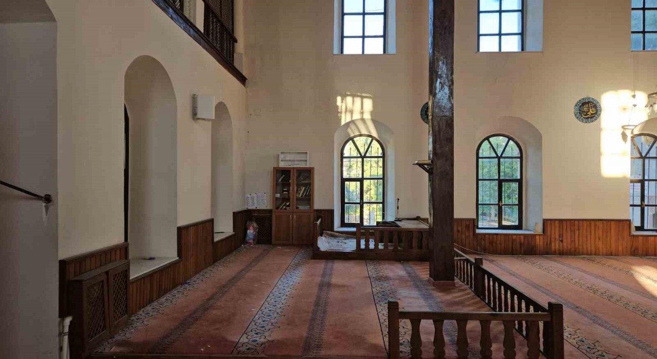 Sındırgıdaki depremde tarihi cami hasar gördü