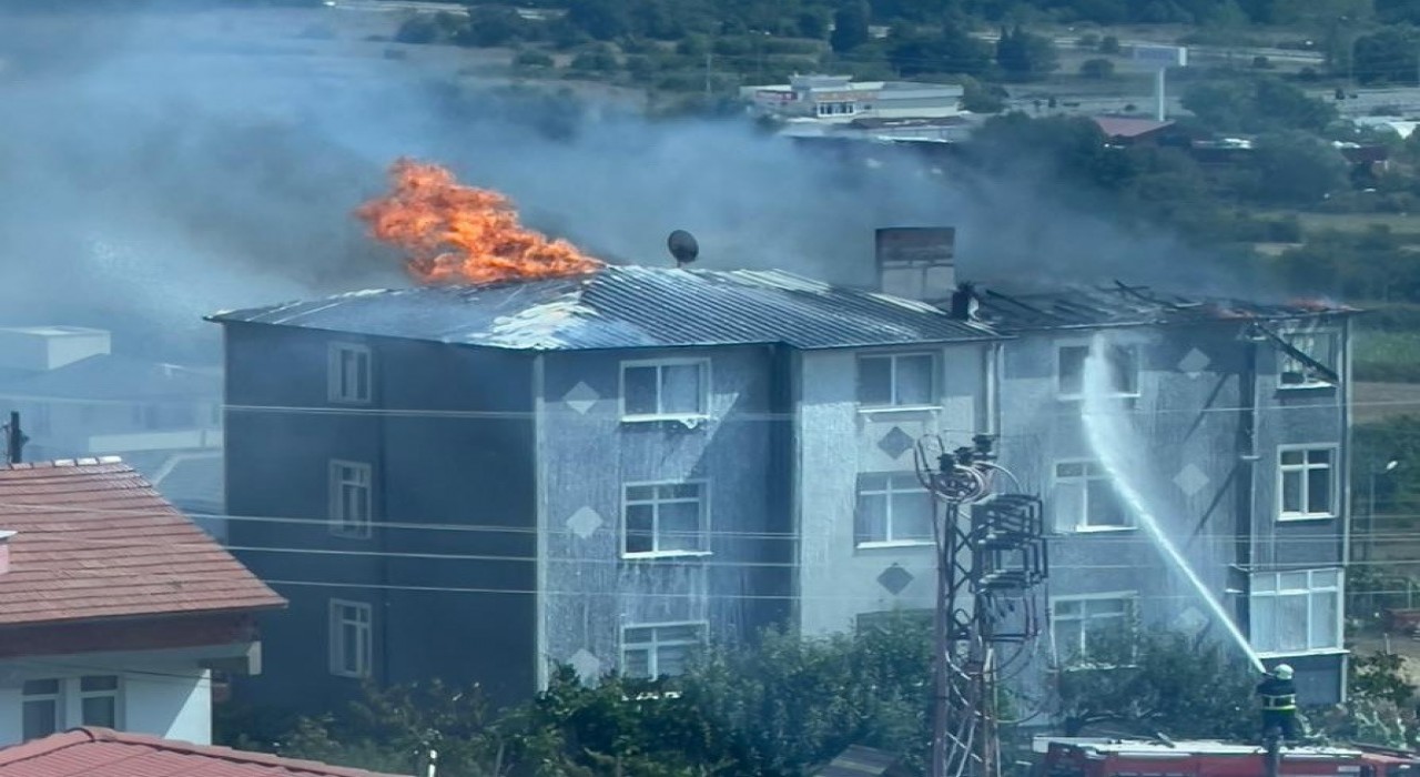 Sinopta çatı yangını