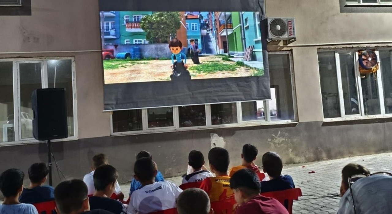 Şırnakta Seyyar Sinema projesi kırsal çocukların yüzünü güldürdü