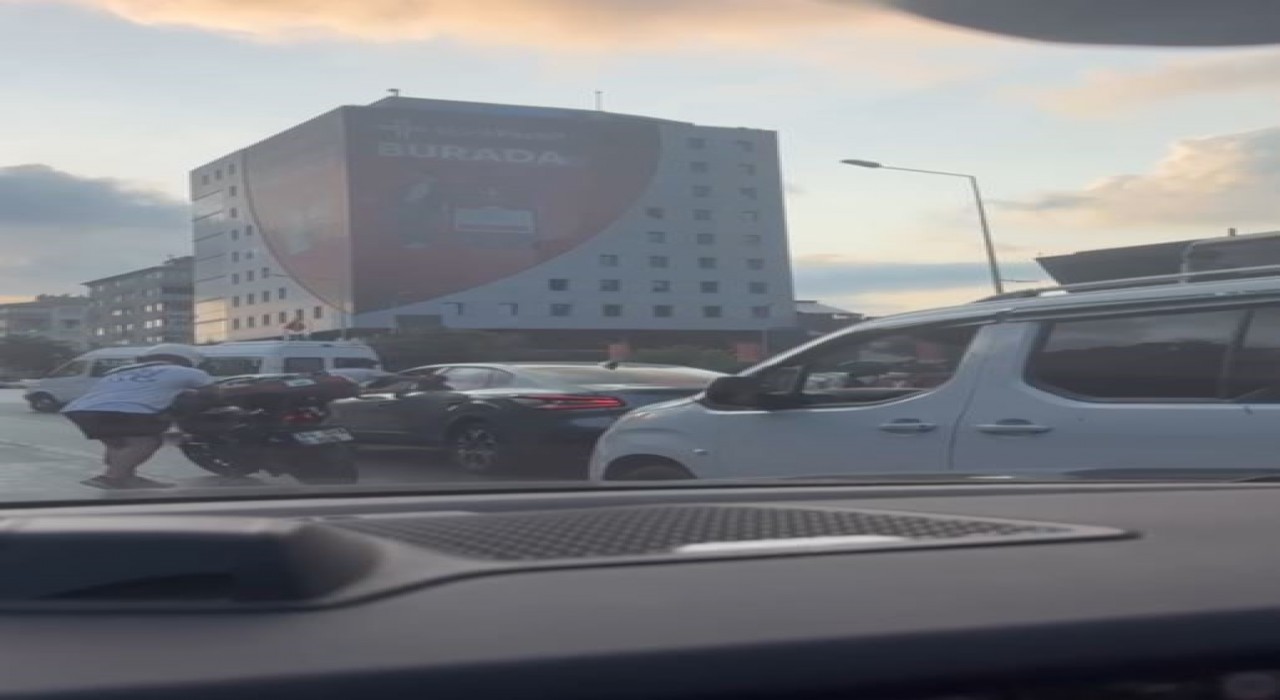 Şişlide kazanın ardından sürücü diğer aracın sürücüsüne saldırdı: O anlar kamerada