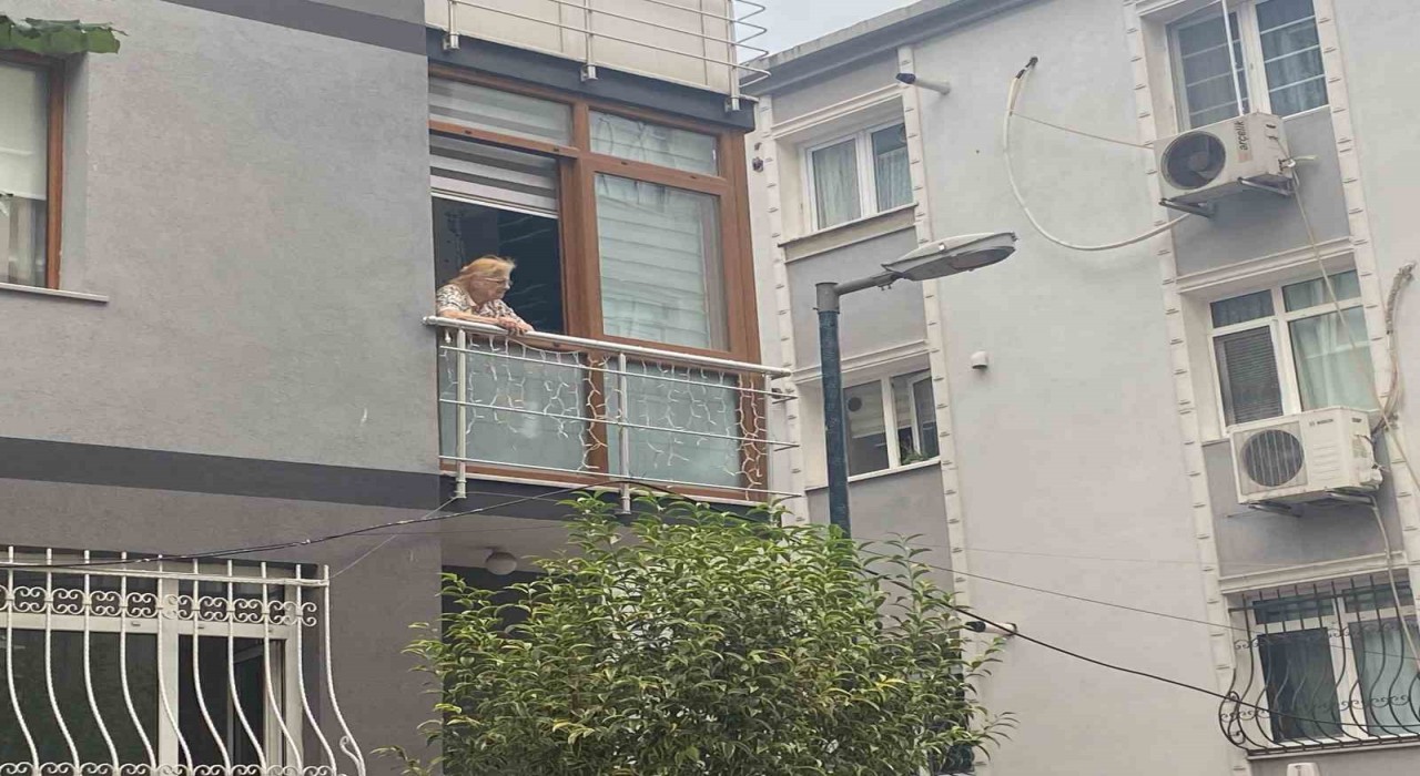 Şişlideki kozmetik dükkanında çıkan yangında 3 kişi dumandan etkilendi