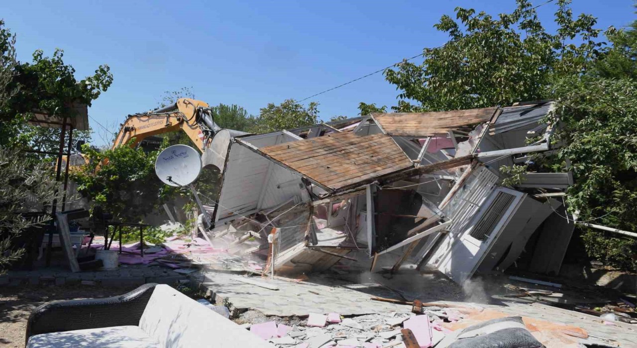 Sit alanına yapılan kaçak yapılar yıkıldı