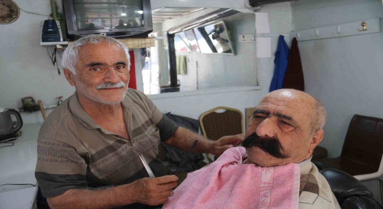 Sivasın en yaşlı berberi, 35 yıldır kerpiç dükkanda berberlik yapıyor