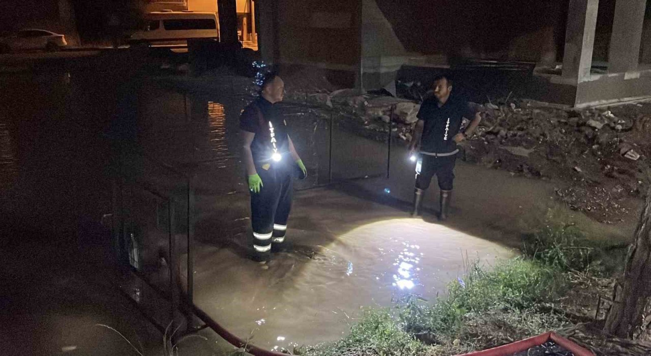 Sivasta ana hat su borusu patladı, belediye ekipleri müdahale etti