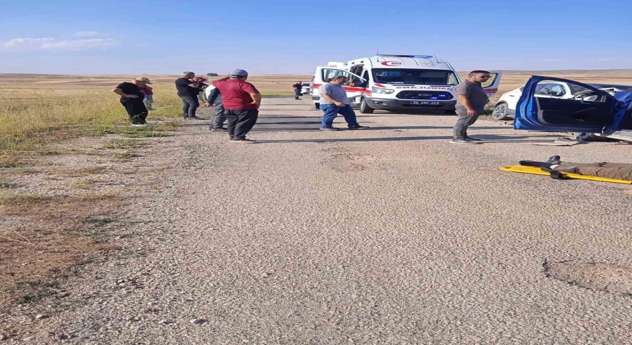 Sivasta iki otomobil kafa kafaya çarpıştı: 1 ölü, 1 yaralı