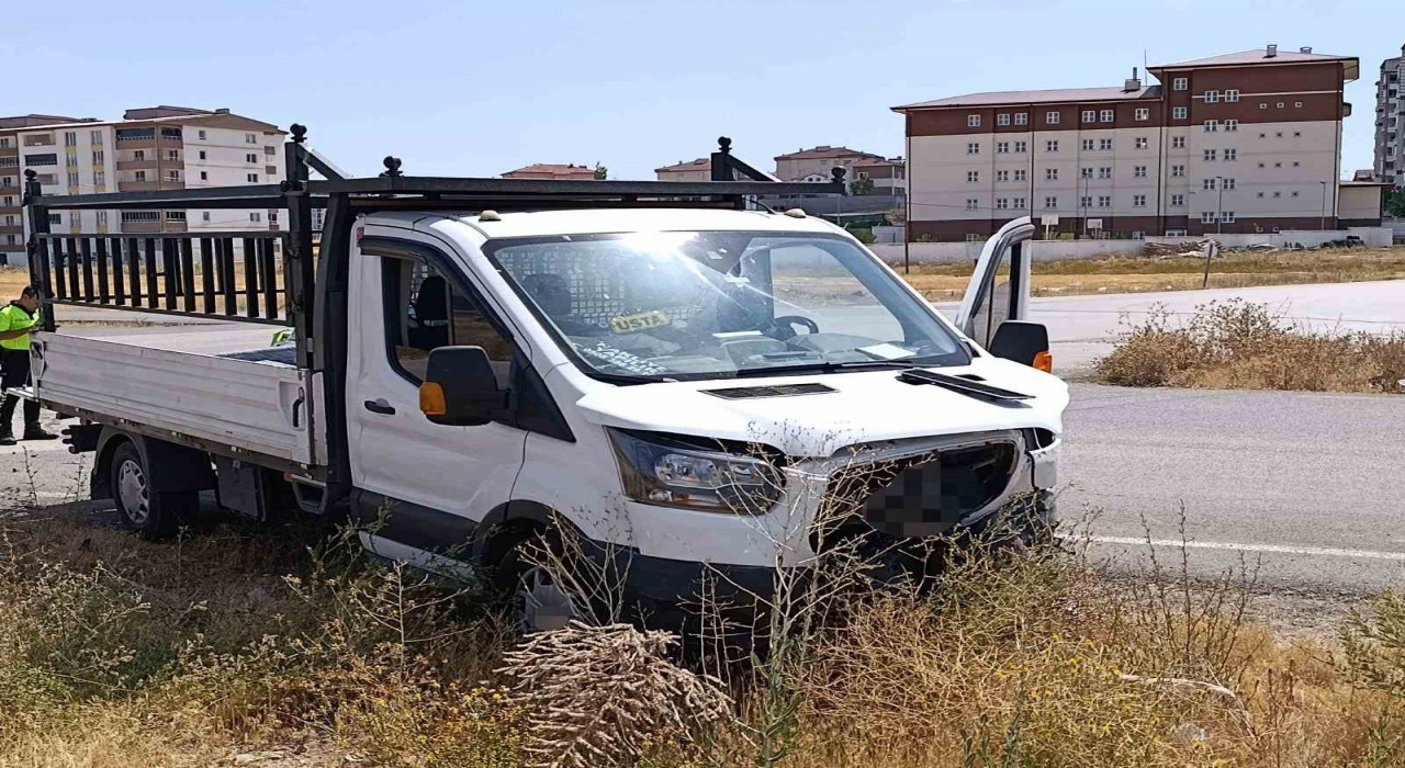 Sivasta kamyonet ile otomobil çarpıştı: 3ü çocuk 6 yaralı