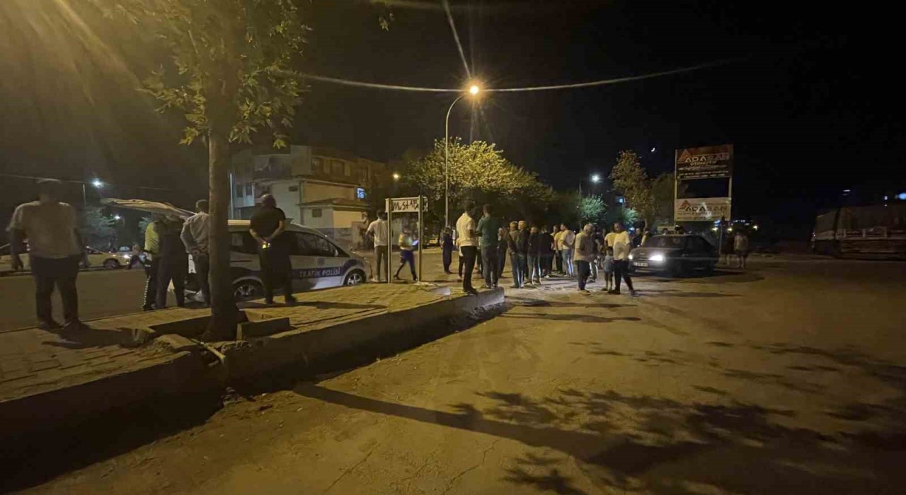 Siverekte otomobil ile motosiklet çarpıştı: 3 yaralı