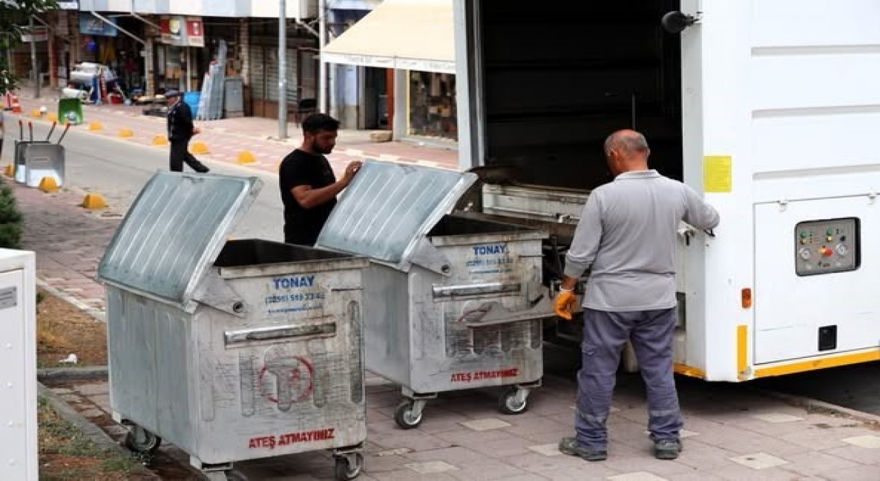 Söğütte temiz çevre için konteynerler dezenfekte ediliyor