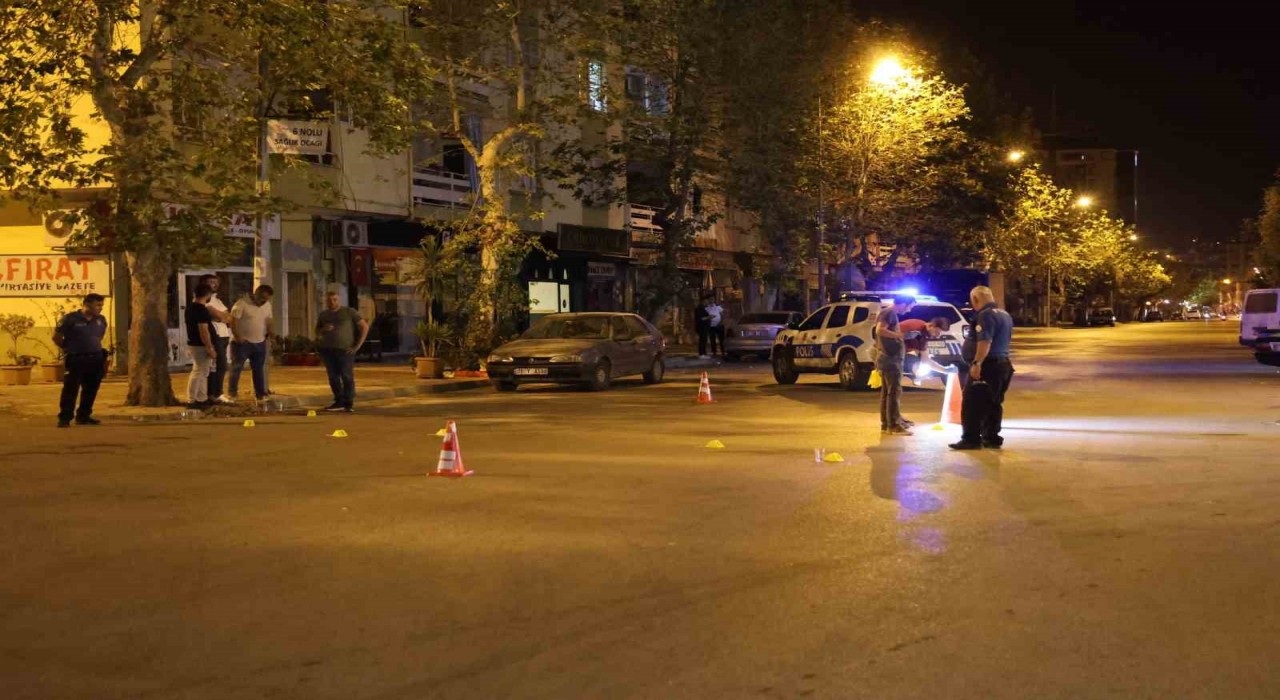 Sokak ortasında silahla defalarca ateş edildi, polis şüphelilerin peşine düştü