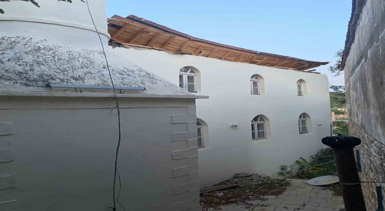 Söke Eski Doğanbey Köyü Camiinin çatısı çöktü