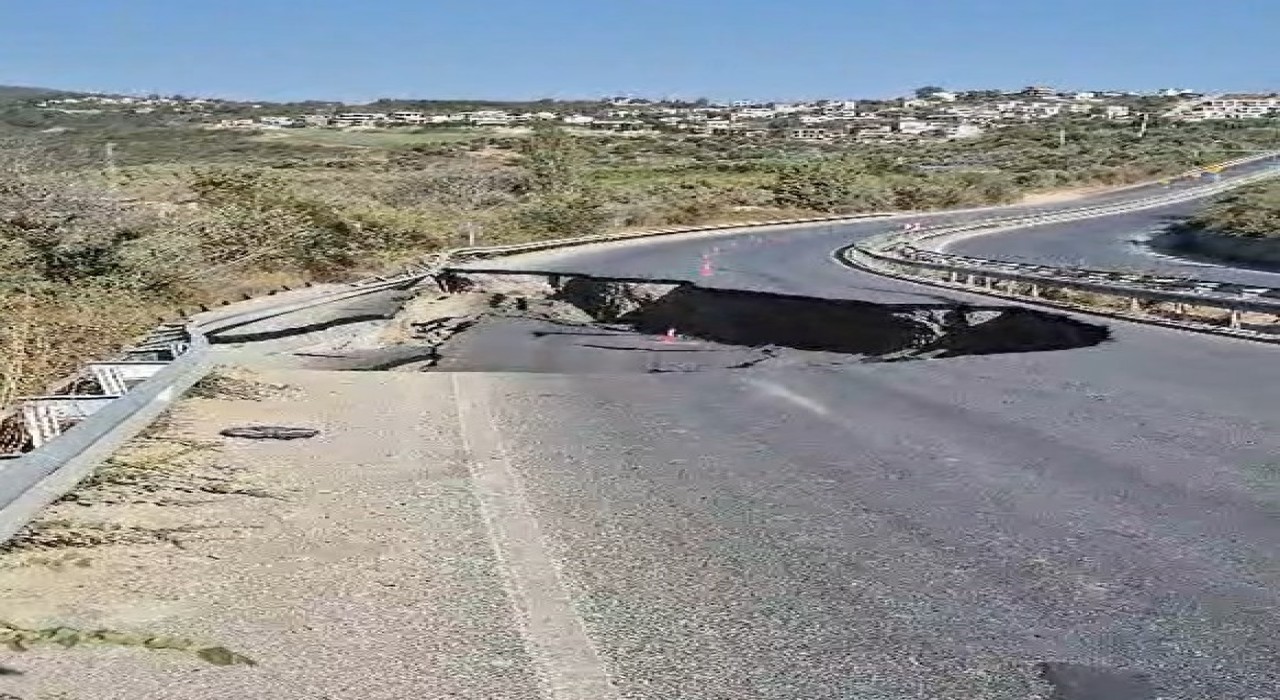 Söke-Kuşadası Karayolunda yol çöktü