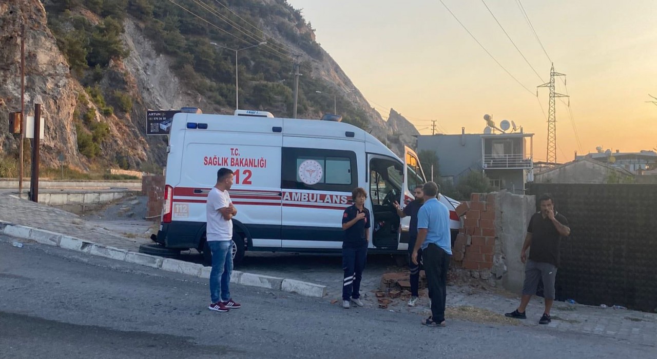 Sökede ambulans ile cip çarpıştı