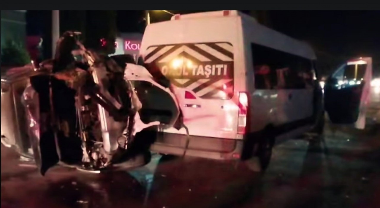 Sökede servis minibüsü ile otomobil çarpıştı: 3 yaralı