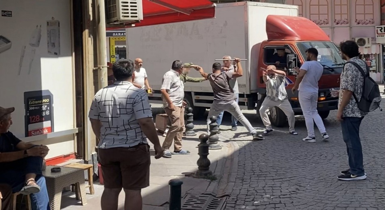 Sopalı yumruklu yol kapatma kavgası kamerada