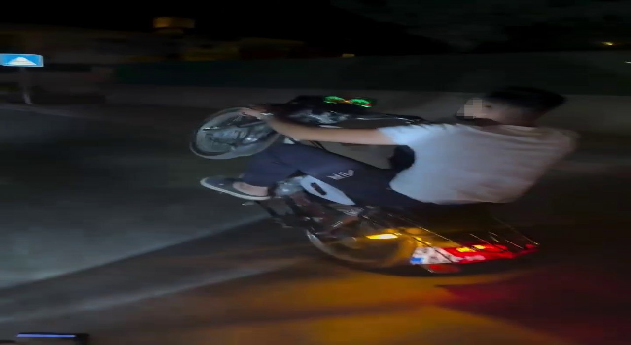 Sosyal medya içeriği uğruna canını hiçe sayan motorcu yaptıklarıyla hayrete düşürdü