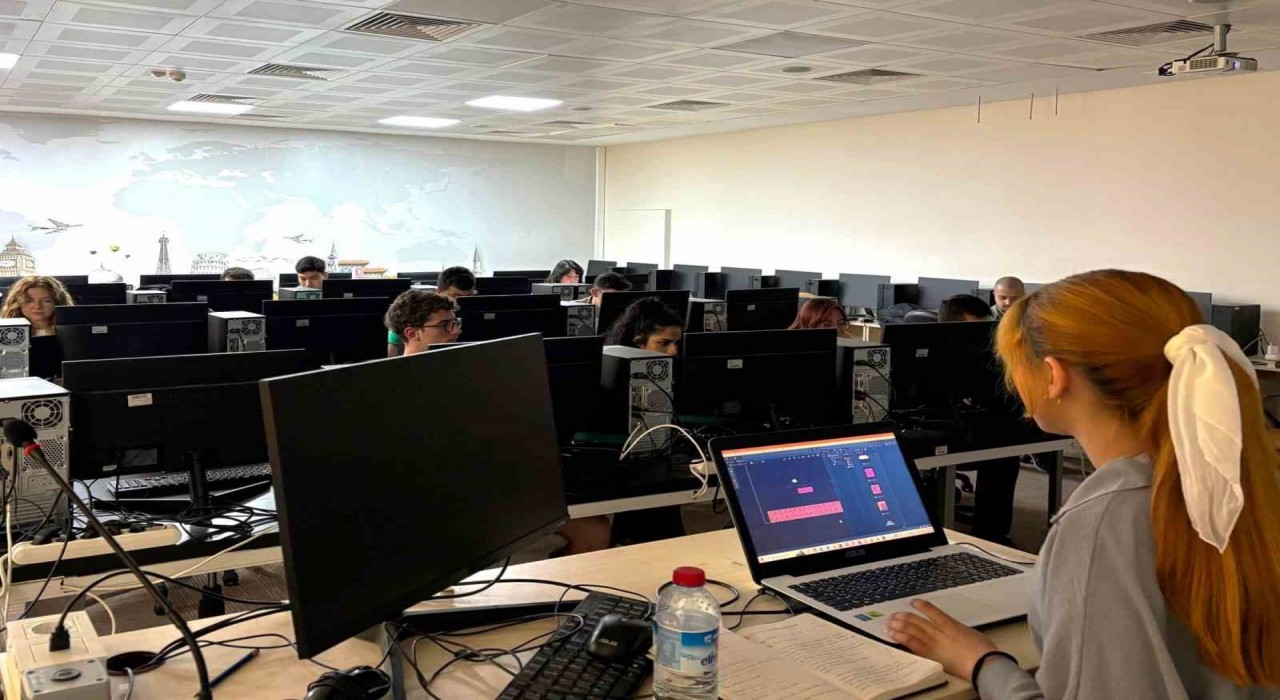 SUBÜde oyun geliştirme atölyesi düzenlendi