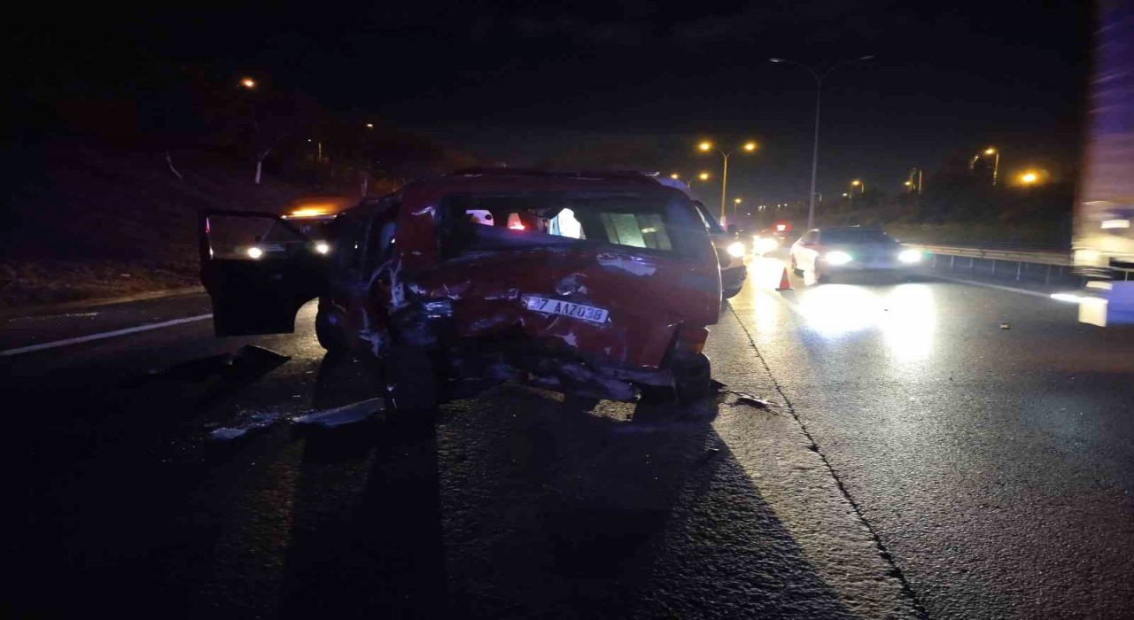 Sultanbeylide 2 minibüs çarpıştı: 9 yaralı