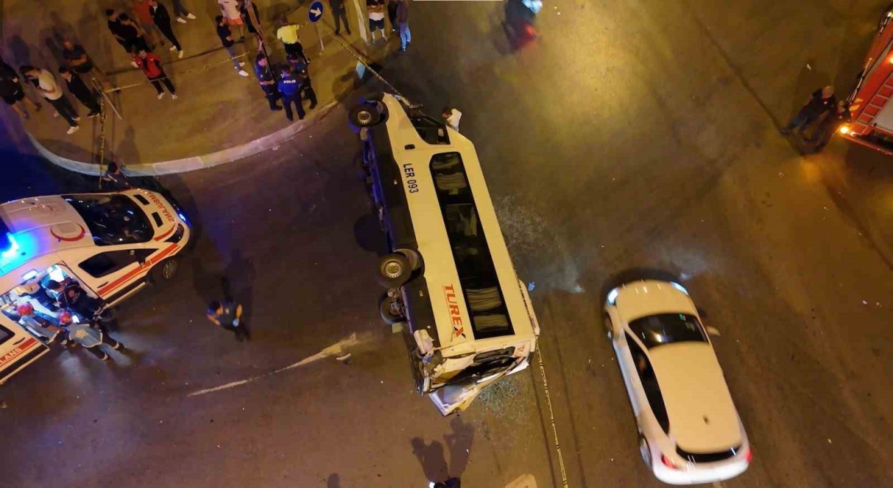 Sultanbeylide aşırı süratli araç minibüsle çarpıştı: 10 yaralı