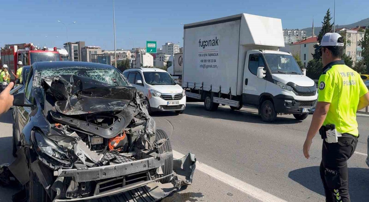 Sultanbeylide tıra çarpan Tesla hurdaya döndü