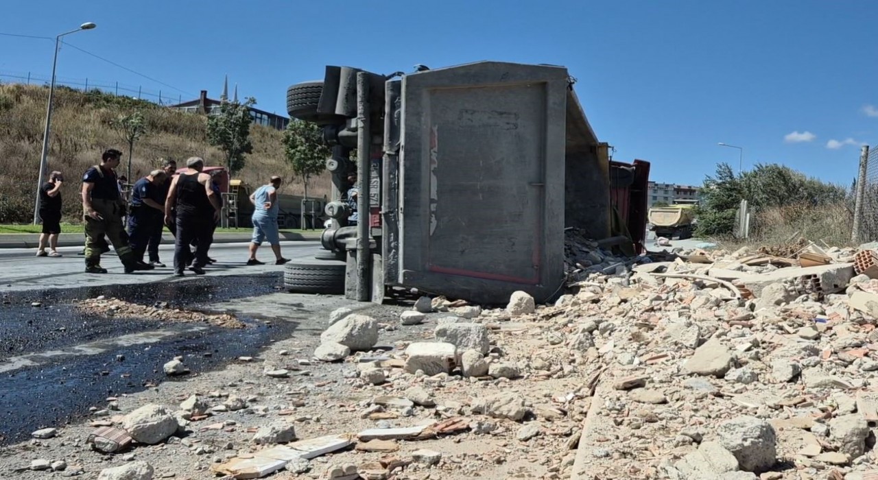 Sultangazide hafriyat yüklü tır devrildi: 1 yaralı