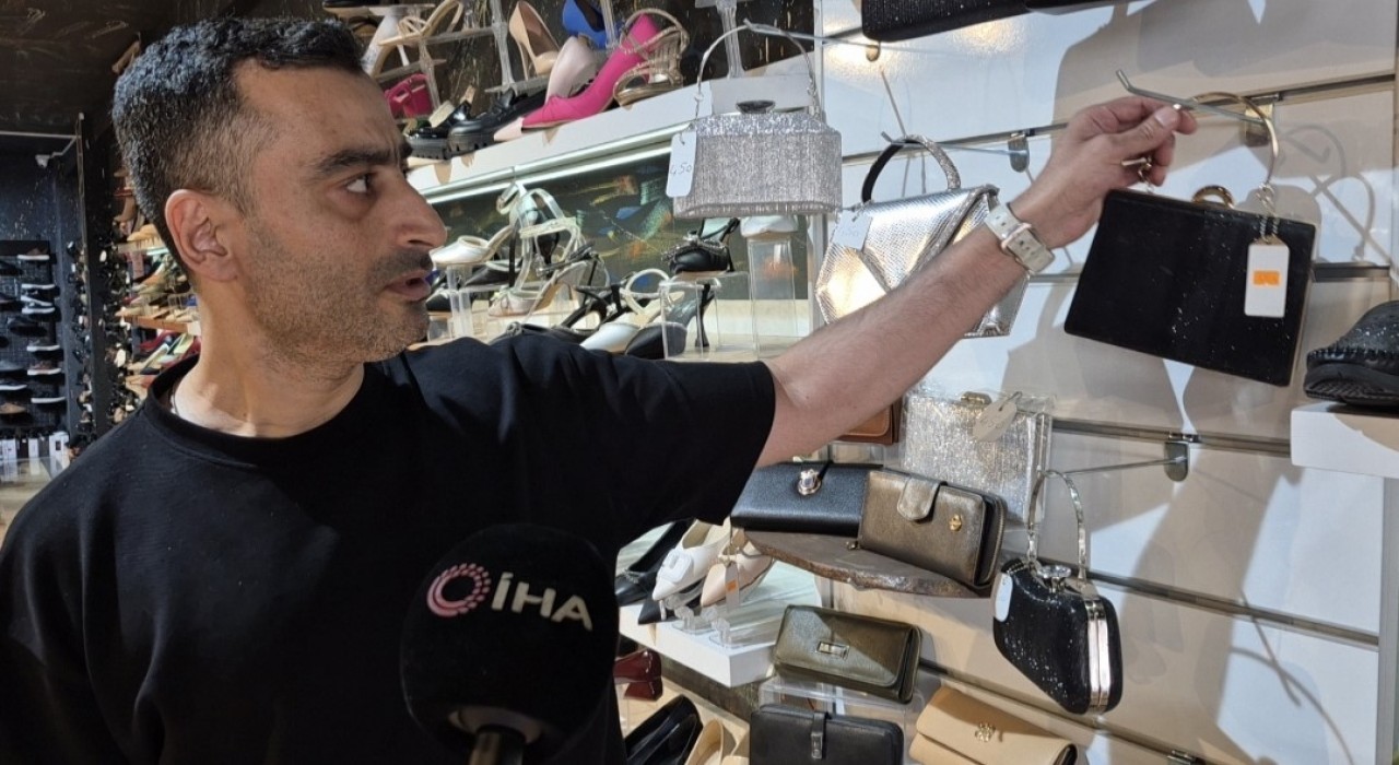 Sultangazide müşteri gibi girdiği dükkandan çanta çalan kadın kamerada