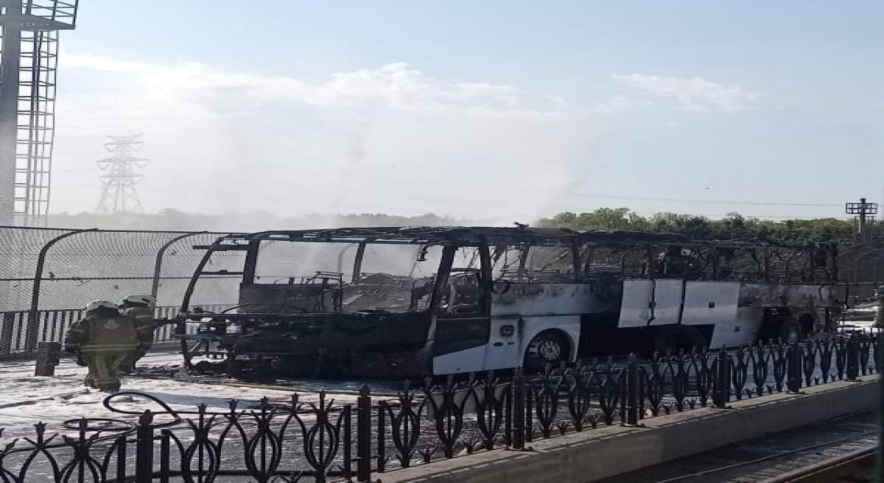 Sultangazide servis otobüsü alevlere teslim oldu