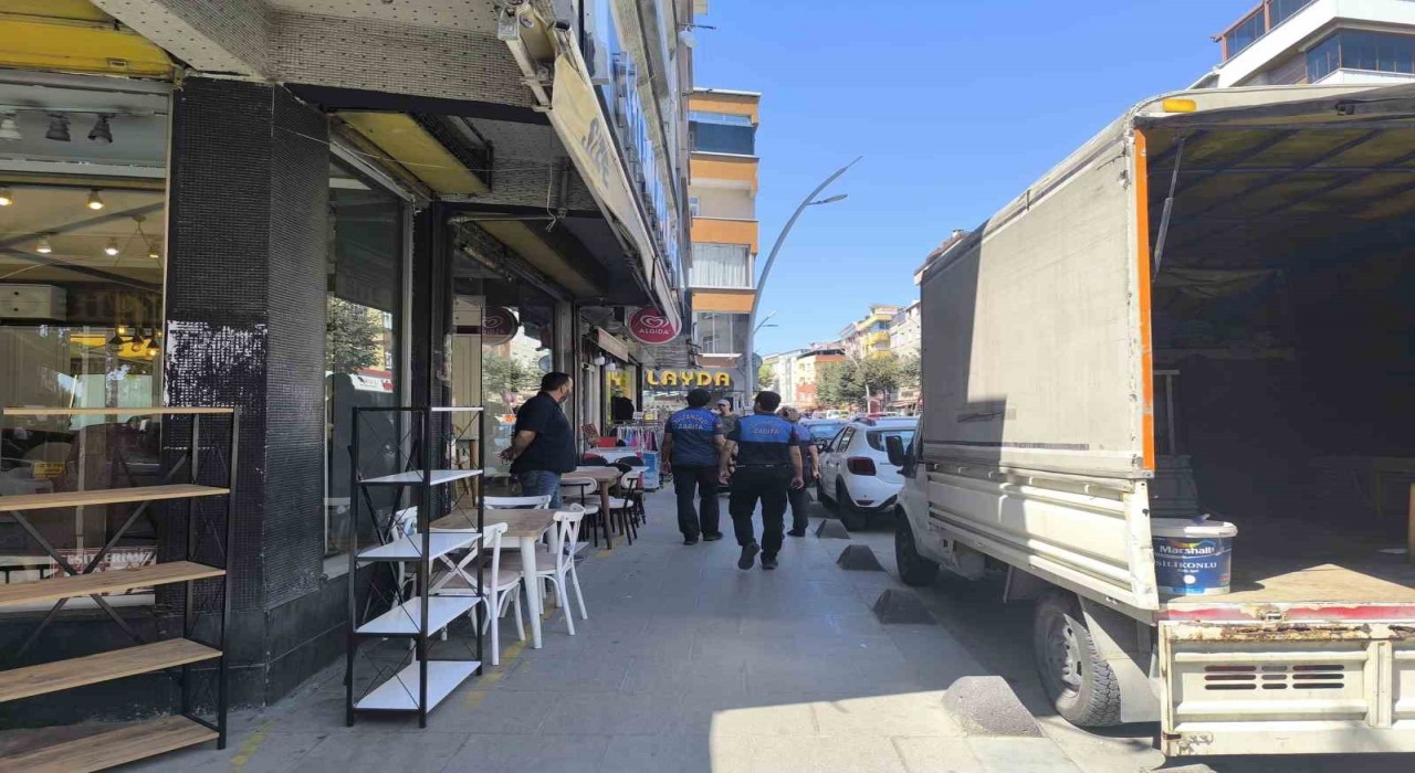 Sultangazide zabıtalardan kaldırım işgaline geçit yok