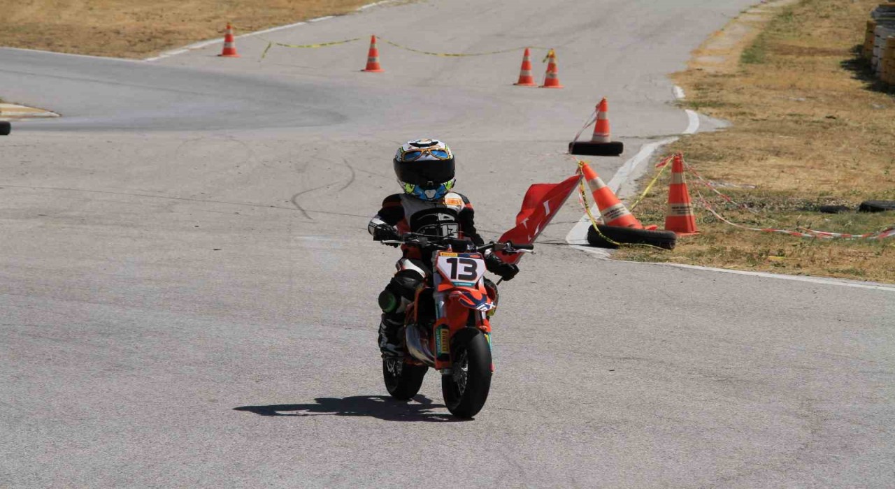 Süpermoto Şampiyonasının 3. Ayağı Uşakta tamamlandı