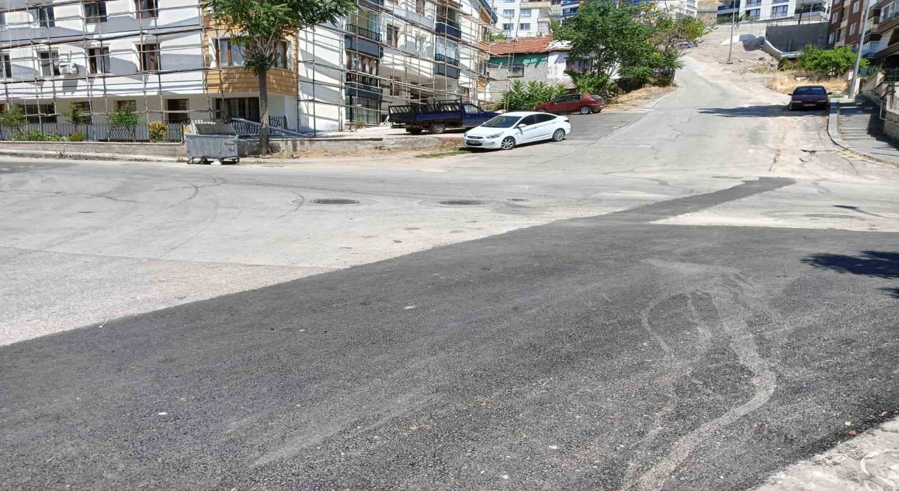 Sürücü fren yerine gaza bastı: 2 yaralı