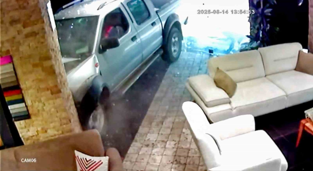 Sürücünün tansiyonu düştü, araç önündeki araca çarpıp mağazaya daldı