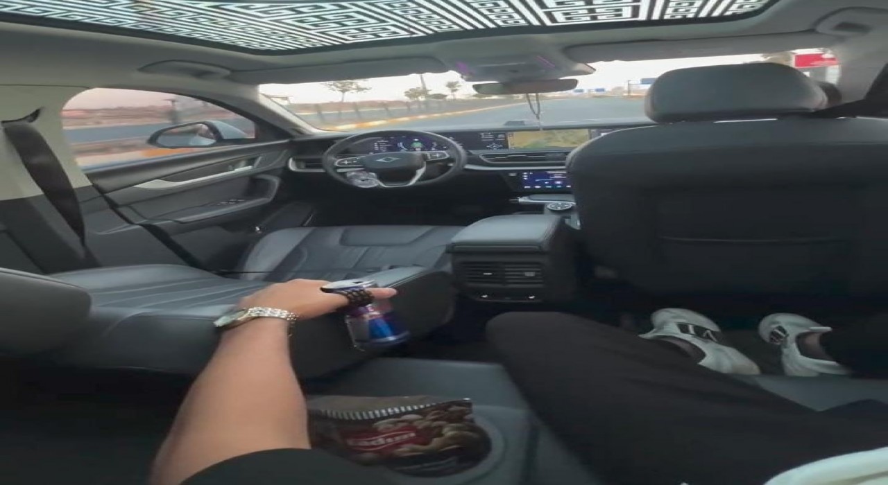 Sürücüsüz giden otomobilin arka koltuğuna geçip video çekti