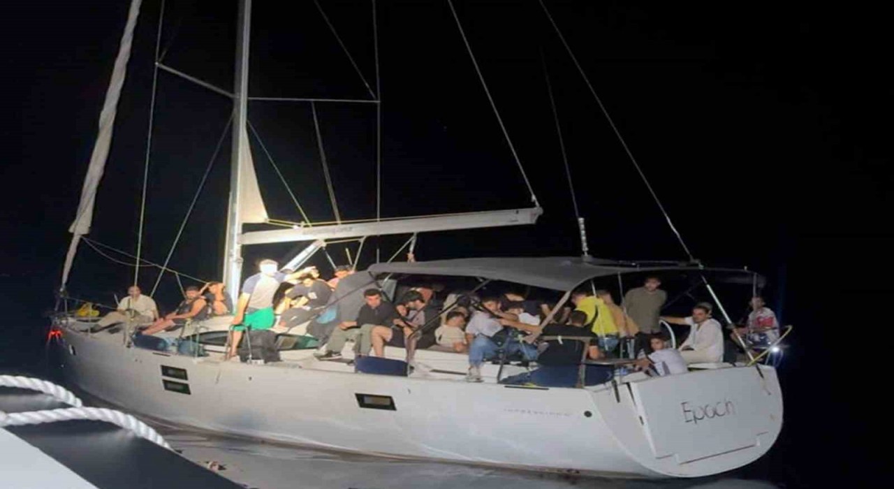 Sürüklenen yelkenli teknedeki 78 düzensiz göçmen kurtarıldı