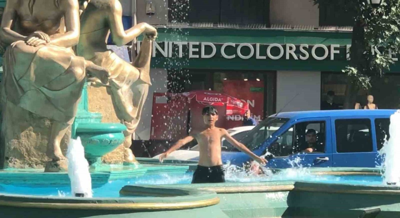 Süs havuzunda eğlenen çocuk kameraya kaydedildiğini anlayınca komik hareketler sergiledi