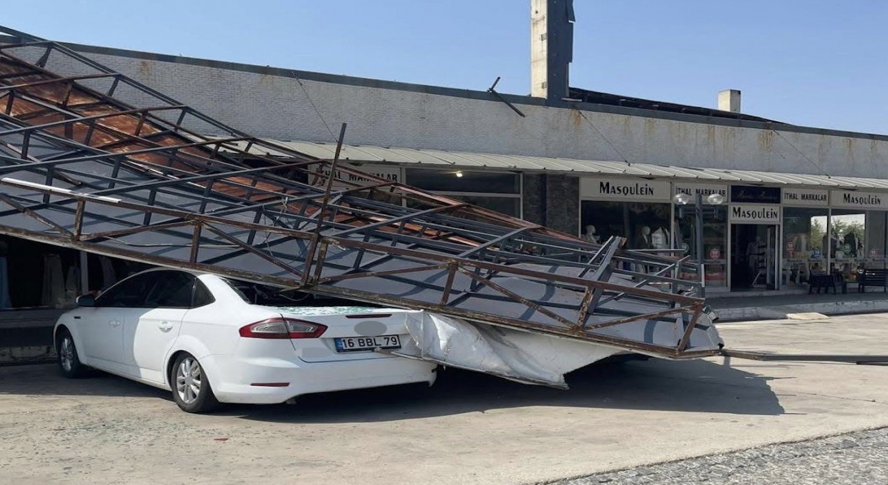 Susurlukta park halindeki araçların üzerine tabela devrildi