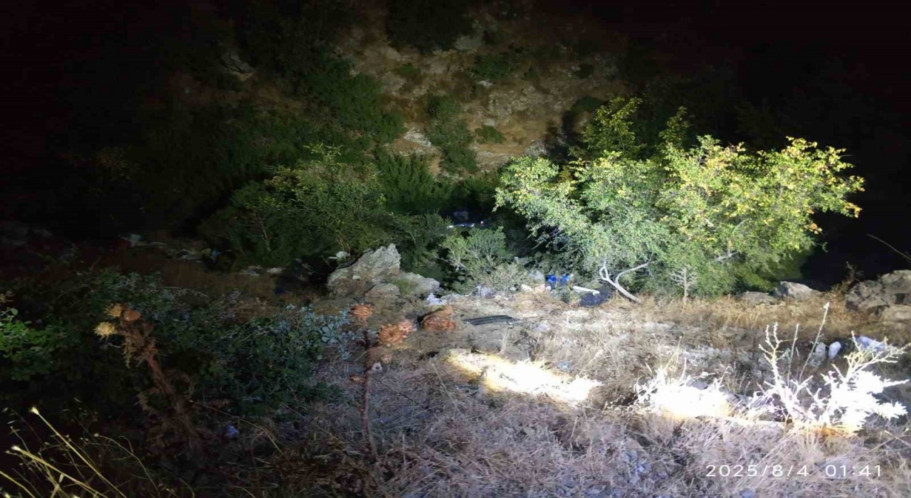 Susurlukta şarampole yuvarlanan araçta 2 kişi yaralandı