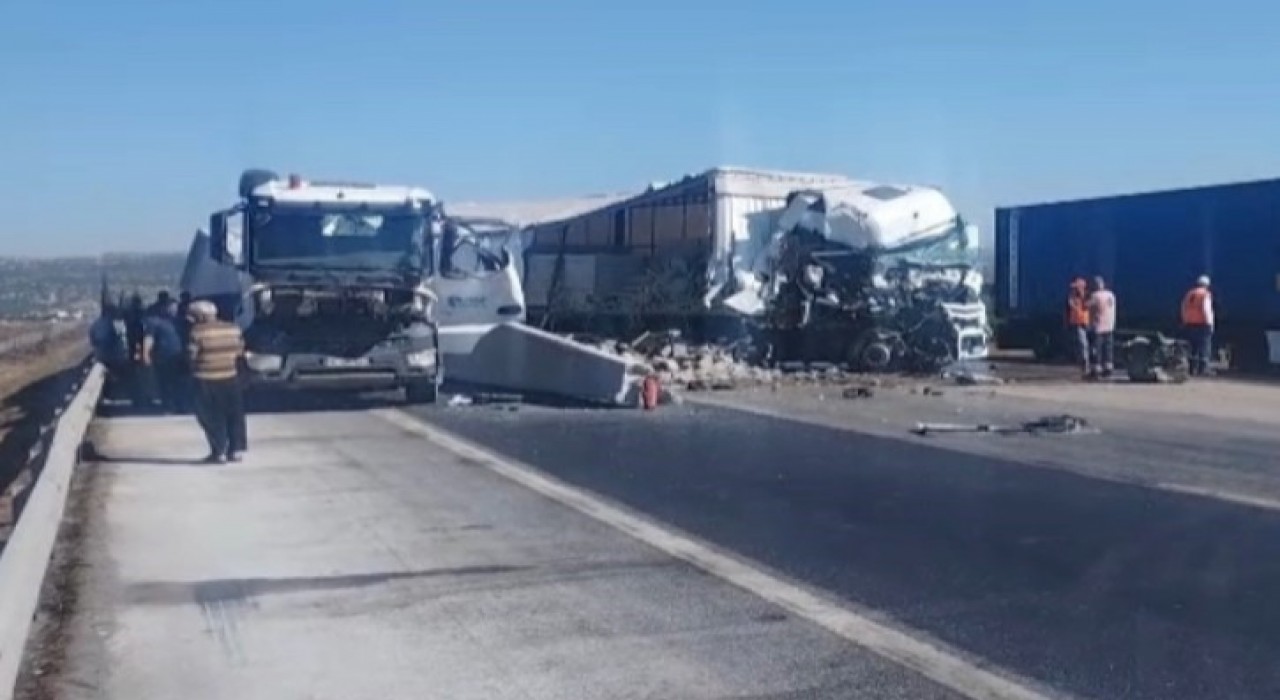 TAG Otoyolunda 2 tır çarpıştı: 2 yaralı