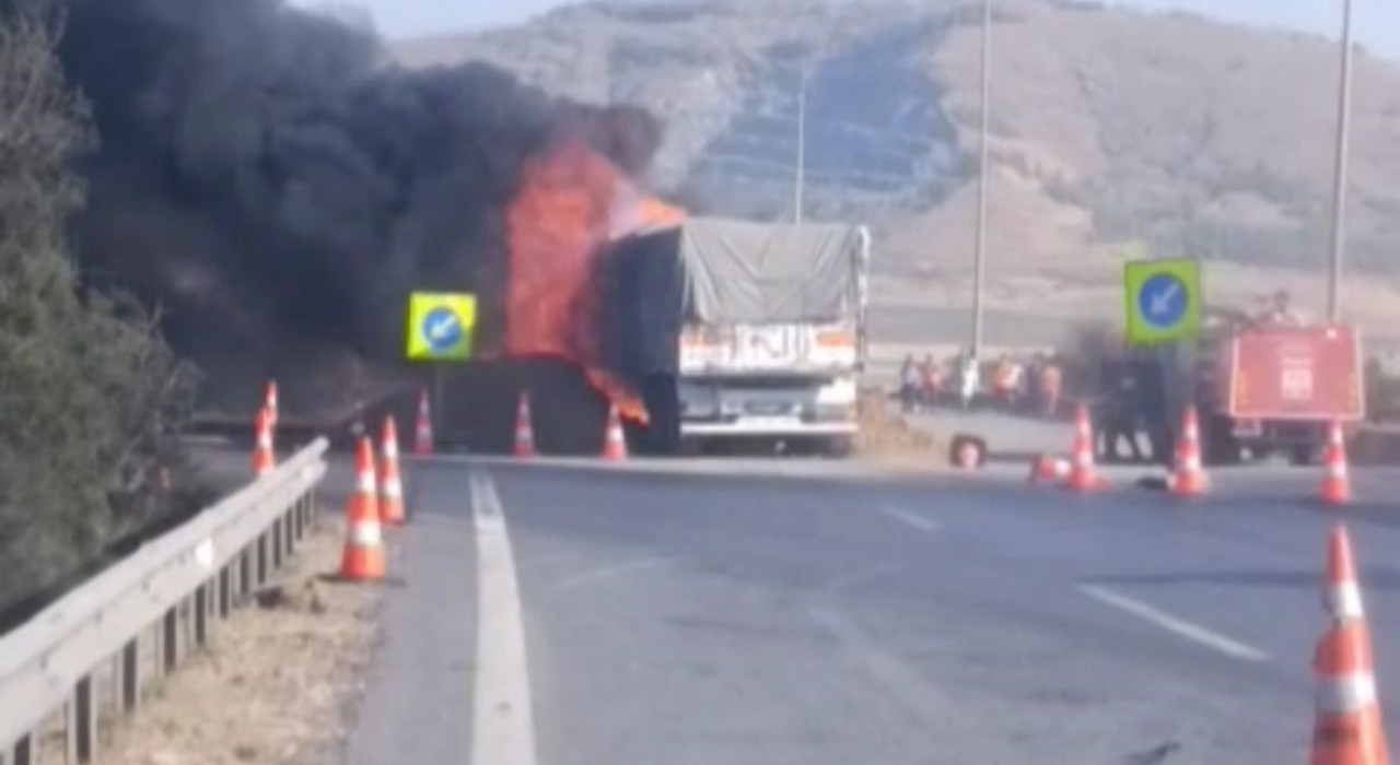 TAG Otoyolunda arpa yüklü tır yandı, sürücü yaralandı