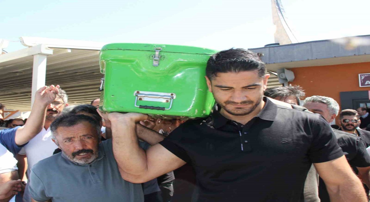 Taha Akgülün dedesi son yolculuğuna uğurlandı