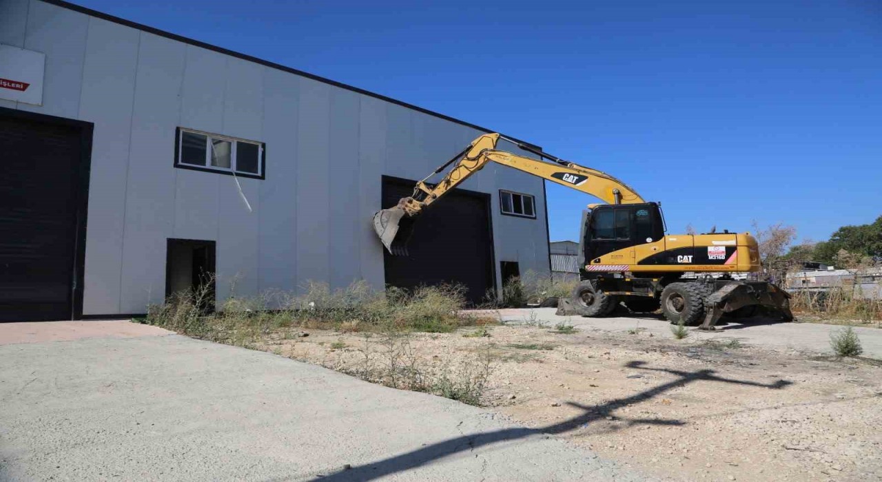 Tahtalıda kaçak yapı yıkıldı