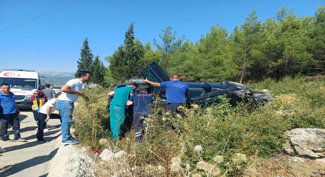 Takla atan araçtan bir kişi yaralı kurtarıldı