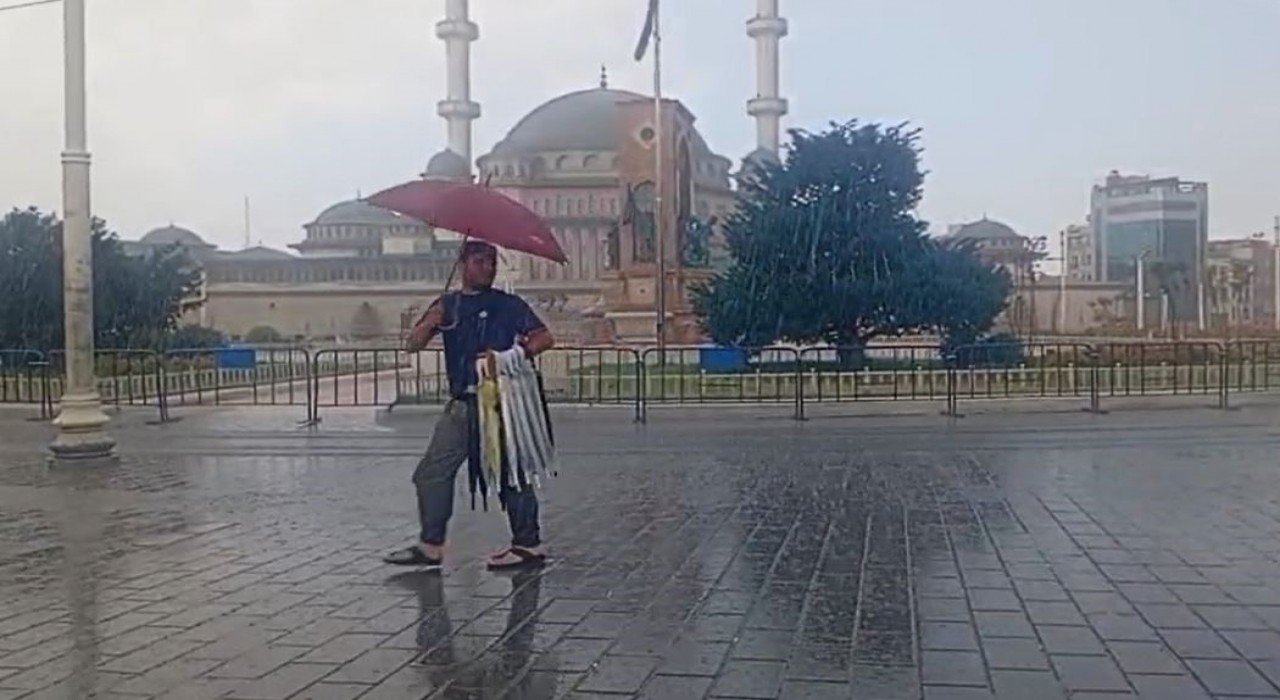 Taksimde önce sağanak etkili oldu ardından güneş açtı