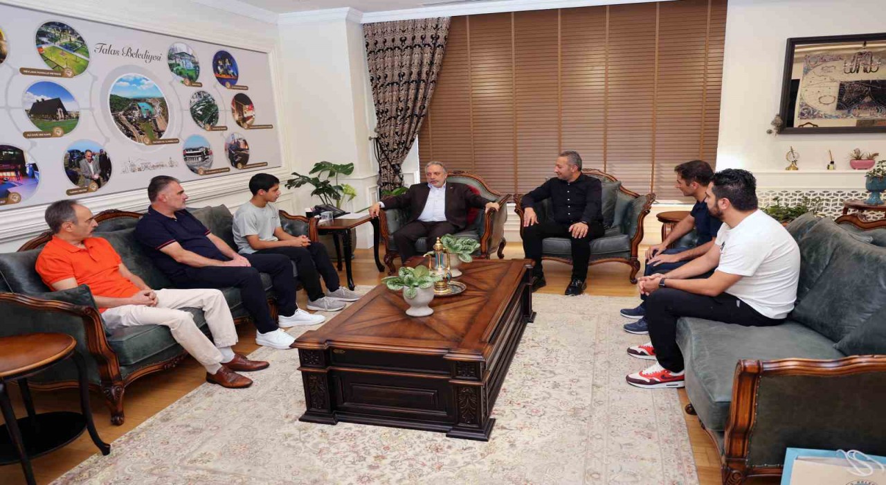 Talas Belediyesporun gururu Mustafa Çiğdemden Başkan Yalçına ziyaret