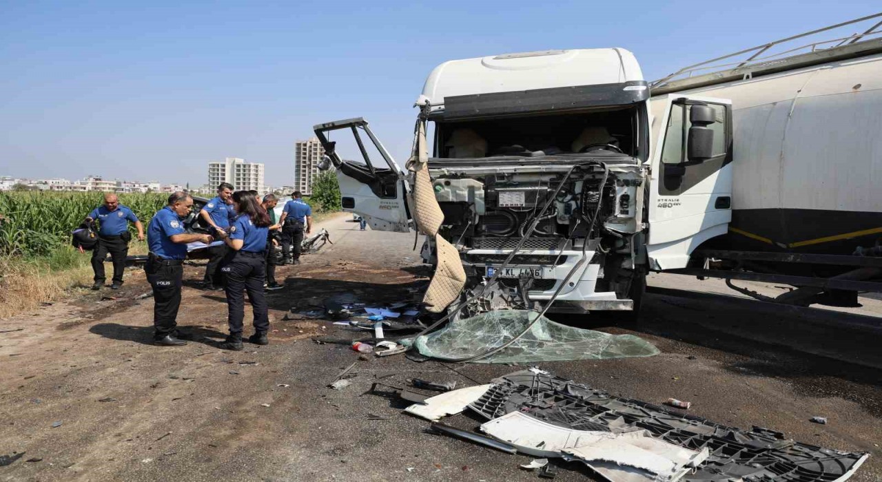 Tanker karşı şeride geçip otomobile çarptı, kamyon yan devrildi: 2 yaralı