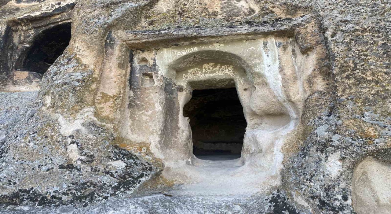 Tarihi bölgenin duvarlarına isim kazınması tepki çekti